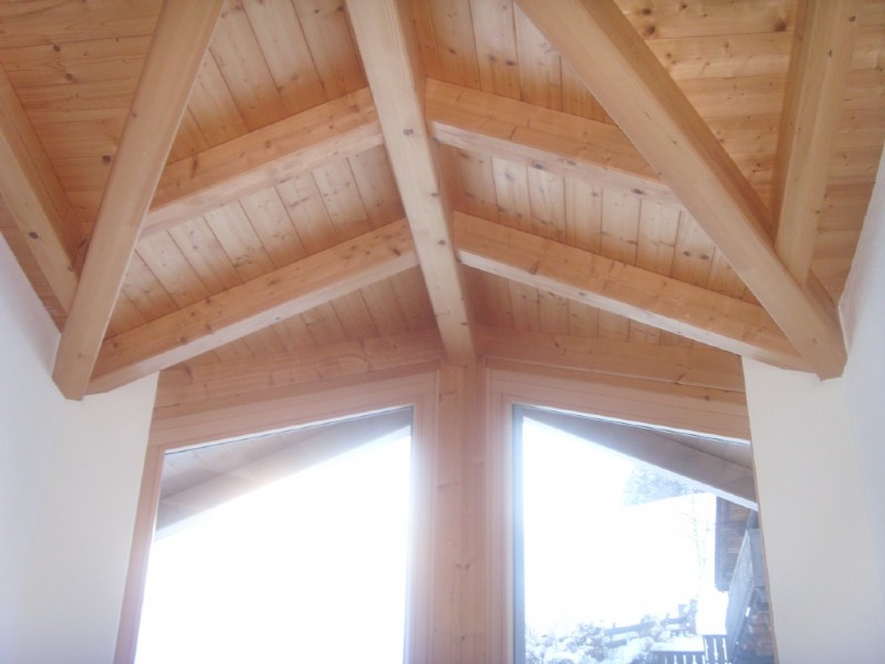 Dachstuhl aus Holz wird gebaut