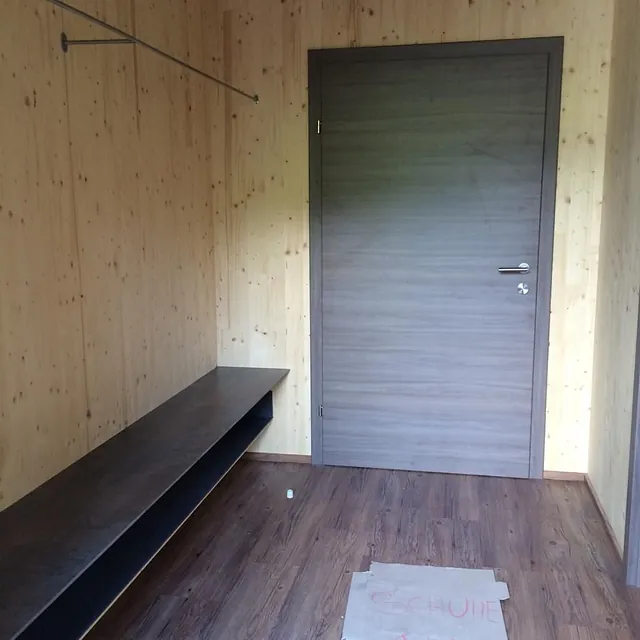 TP Exklusiv Zimmerei GmbH – graue Holztür