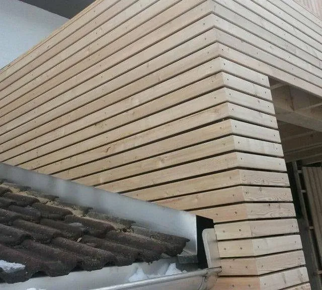 TP Exklusiv Zimmerei GmbH – Fassade aus horizontalen Holzlatten