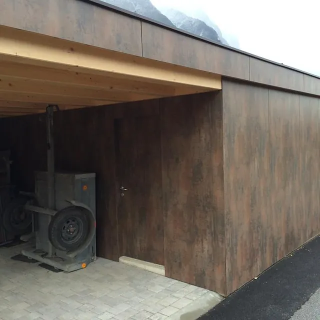 TP Exklusiv Zimmerei GmbH – offene Garage mit Holzfassade
