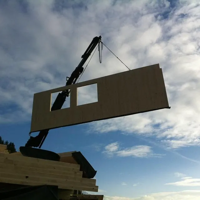 TP Exklusiv Zimmerei GmbH – Kran bewegt Holzwand