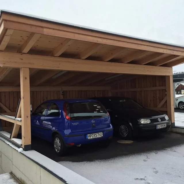 TP Exklusiv Zimmerei GmbH – Autos stehen unter einem Carport