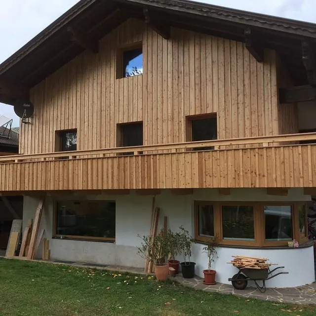 TP Exklusiv Zimmerei GmbH – Fassade und Loggia aus Holz