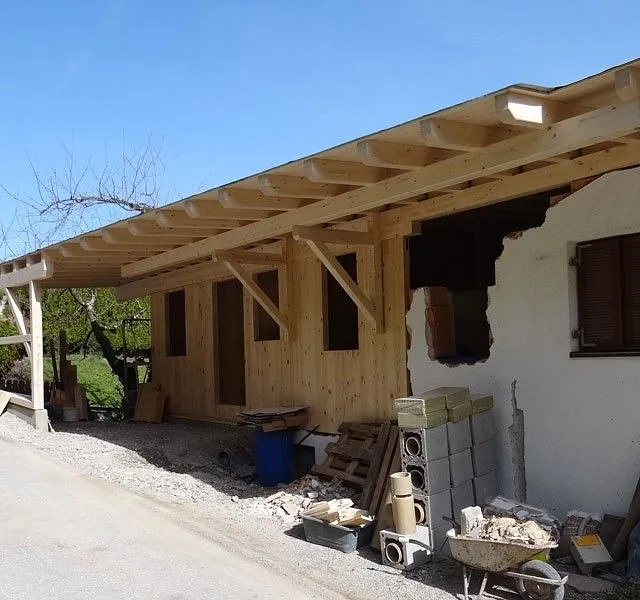 TP Exklusiv Zimmerei GmbH – Vordach aus Holz