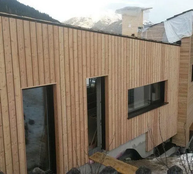 TP Exklusiv Zimmerei GmbH – Fassade aus vertikalen Holzlatten