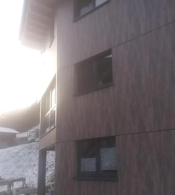 TP Exklusiv Zimmerei GmbH – Fassade aus dunklem Holz